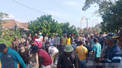 Kompak! Polsek Banjit Bersama Forkopimcam dan Warga Gotong Royong Perbaiki Jalan Poros Rebang Tinggi