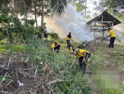 Polsek Baradatu Bersama Masyarakat Gelar Bakti Riligi di TPU Gedung Rejo
