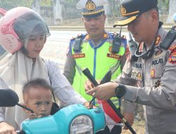 Polres Way Kanan Bagikan 1.000 Bendera Merah Putih, Semarakkan HUT ke-81 Kemerdekaan RI