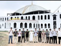 Mahasiswa baru Universitas Teknokrat Indonesia melaksanakan Shalat Jumat berjamaah di Masjid Al Hijrah, Lampung